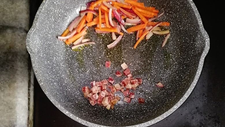 牛小排杂蔬炒蛋饼,将蔬菜推到一边，倒入腌好的牛小排炒至变色