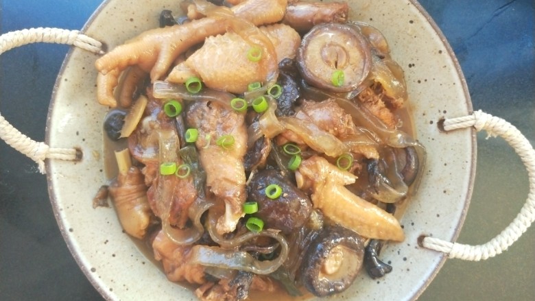 小鸡炖蘑菇,盛盘，撒葱花点缀