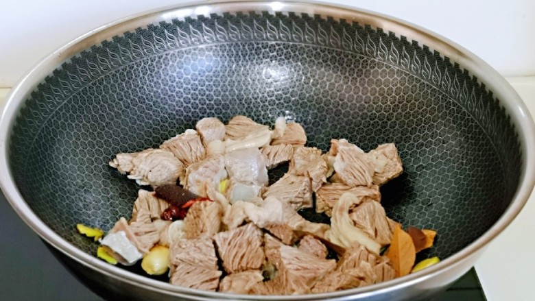 红烧牛肉空心面,再将焯水的牛腩放入锅中煸炒，小火炒至没有水分为止。