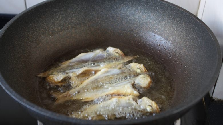 香炸小黄鱼（附炸小黄鱼酥脆的小妙招）,待油温6成热时，下去裹好糯米粉的小鱼，切记，不要去动它，先大火炸鱼，待鱼定型后，转小火慢炸。