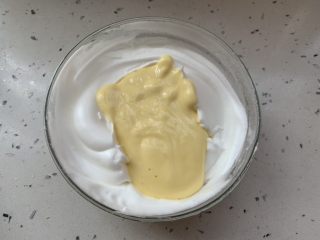 奶香手指饼,拌好后再放回蛋白霜中搅拌均匀。