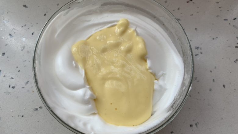 奶香手指饼,拌好后再放回蛋白霜中搅拌均匀。