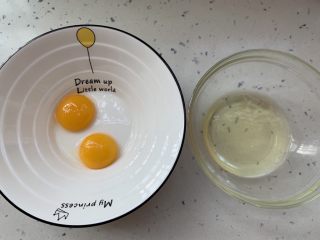 奶香手指饼,蛋黄与蛋清分离干净。
