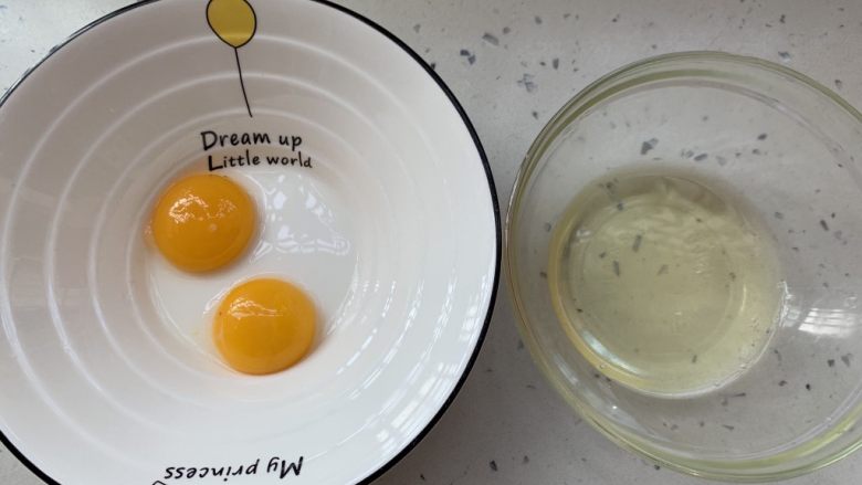 奶香手指饼,蛋黄与蛋清分离干净。