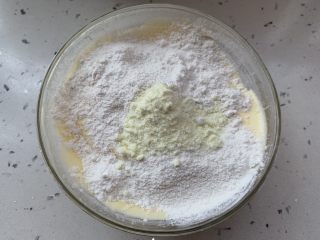 奶香手指饼,低筋面粉和奶粉筛入