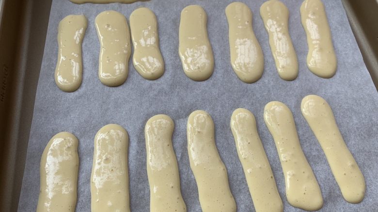 奶香手指饼,在烤盘上挤入面糊，如手指头大小就可以。