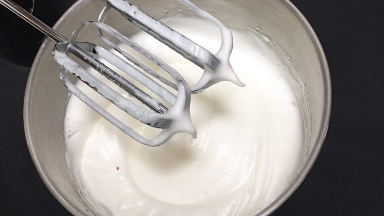 椰蓉蛋糕,用打蛋器高速搅打50圈，蛋白变白，再加15克细砂糖。