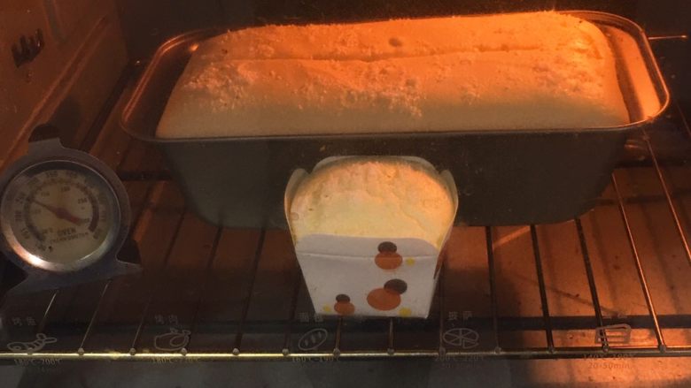 椰蓉蛋糕,烤10分钟左右，拿出用刀划口子，烤完需要倒扣，冷却后再脱模。