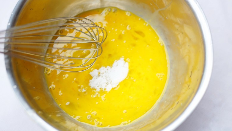 酥脆软滑的蛋奶吐司布丁,加入5g绵白糖。