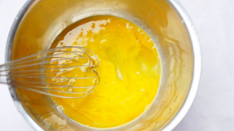酥脆软滑的蛋奶吐司布丁,将2个鸡蛋打入碗中。