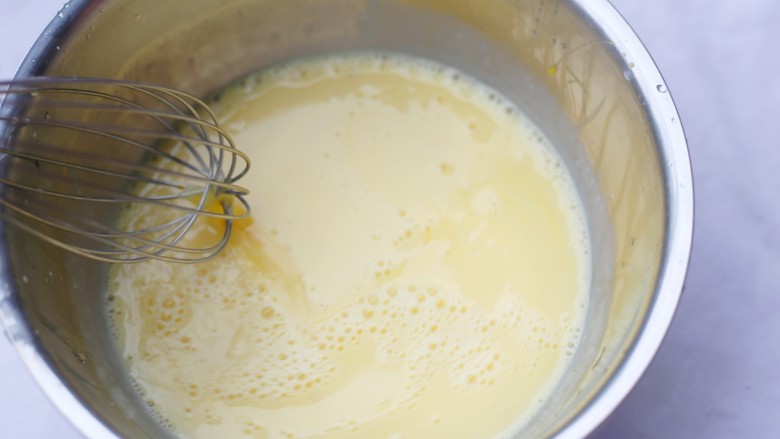 酥脆软滑的蛋奶吐司布丁,调好的温牛奶，一起搅拌均匀。