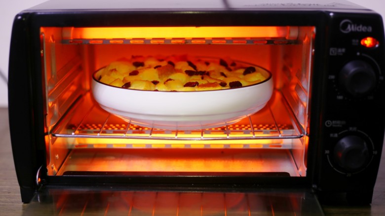 酥脆软滑的蛋奶吐司布丁,放入提前预热好的烤箱中160度烤25分钟至布丁液凝固即可出炉。