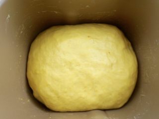 南瓜泥黄金软排包,盖保鲜膜发酵1小时
