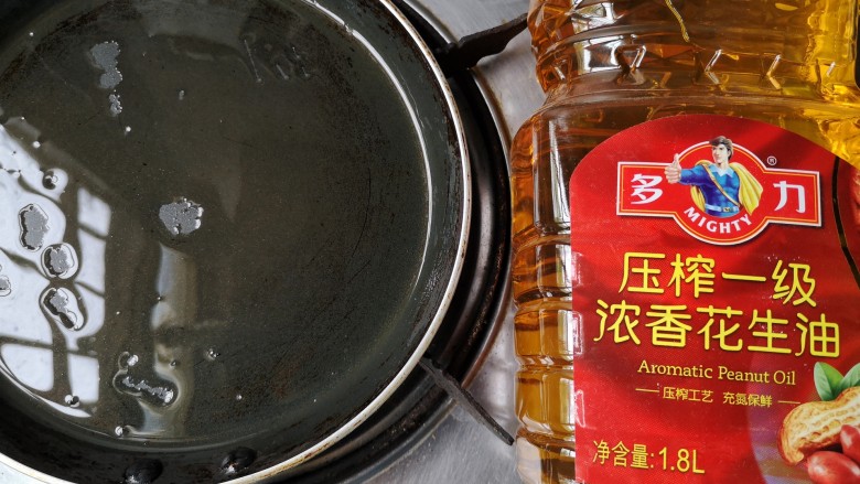 金牌海蛎煎,平底锅置小火上，倒入适量的多力浓香花生油。