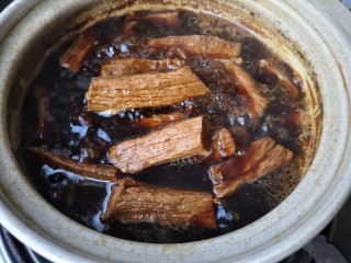 牛肉干,调小火，加盖焖煮1个半小时，中途开盖观察一下，如果水少了就适量补充热水，并适量加入一点老抽酱油。