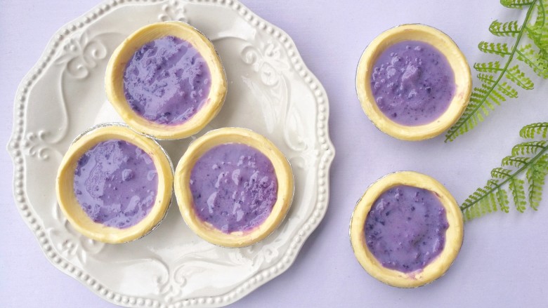好吃到爆的紫薯流心塔,将拌好的紫薯泥放入解冻好的蛋挞皮内。