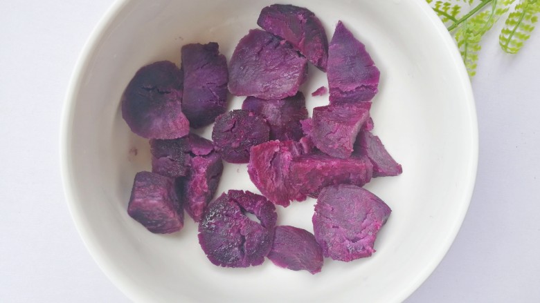 好吃到爆的紫薯流心塔,蒸好的紫薯取出放入一个大碗中。