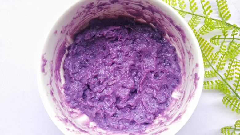 好吃到爆的紫薯流心塔,搅拌均匀后压成泥。