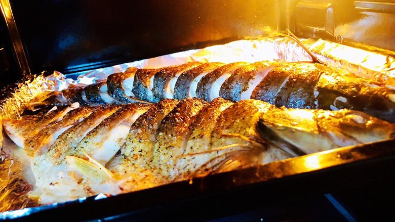 烤箱版烤鱼,6.烤鱼的过程中，可以炒一下配菜