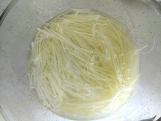 肉沫土豆丝,放入清水中洗去淀粉