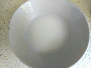 肉沫土豆丝,小碗中加入一勺淀粉，适量清水，调成淀粉汁