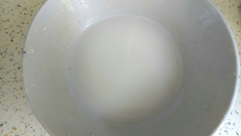 肉沫土豆丝,小碗中加入一勺淀粉，适量清水，调成淀粉汁