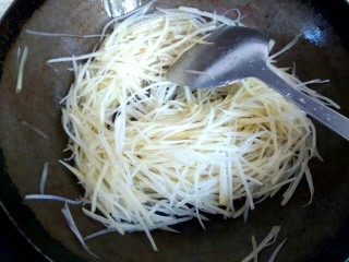 肉沫土豆丝,锅中放入适量植物油，放入土豆丝翻炒片刻