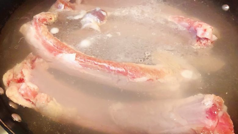 奥尔良红烧排骨,锅中烧开水放入排骨焯水去除油脂和杂质