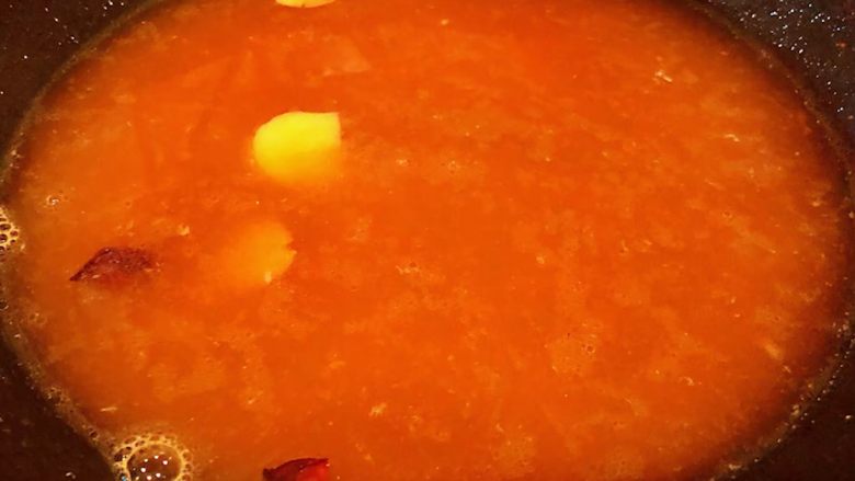 奥尔良红烧排骨,排骨汤中放入奥尔良干料搅拌均匀