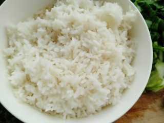黄瓜青菜蛋炒饭,剩米饭倒入容器