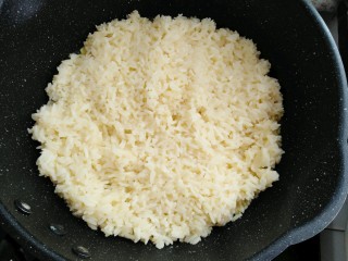 黄瓜青菜蛋炒饭,放入裹了蛋液的米饭