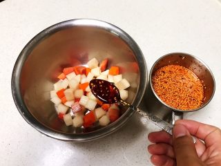 简单易做的美味泡菜   ,加入1勺红辣油