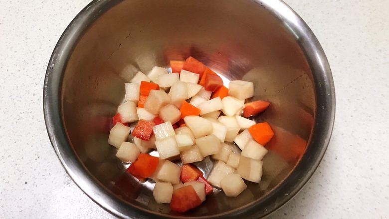 简单易做的美味泡菜   ,取出适量腌好的萝卜