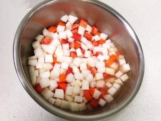 简单易做的美味泡菜   ,腌制好的萝卜会出很多水份，要把水份倒掉