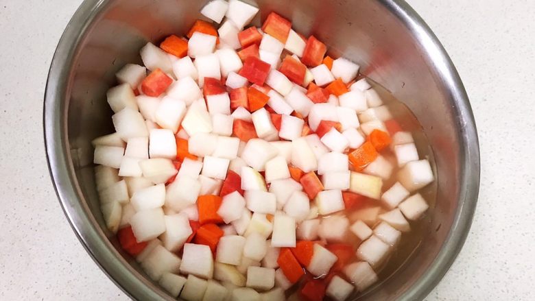 简单易做的美味泡菜   ,腌制好的萝卜会出很多水份，要把水份倒掉