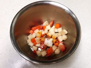 简单易做的美味泡菜   ,加入半小勺花椒油，翻拌均匀即可