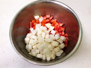 简单易做的美味泡菜   ,把胡萝卜和白萝卜放入盆里