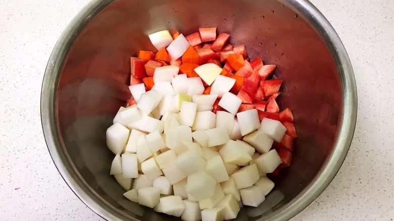 简单易做的美味泡菜   ,把胡萝卜和白萝卜放入盆里