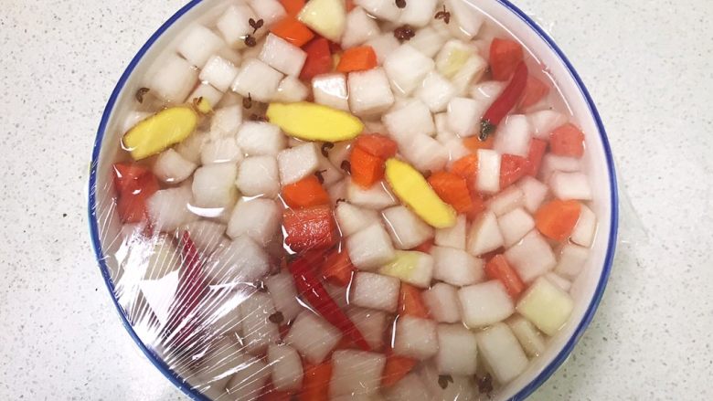 简单易做的美味泡菜   ,盖上保鲜膜，室温放置72个小时，在放入冰箱冷藏12小时