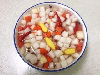 简单易做的美味泡菜   ,把腌制好的萝卜放入碗里