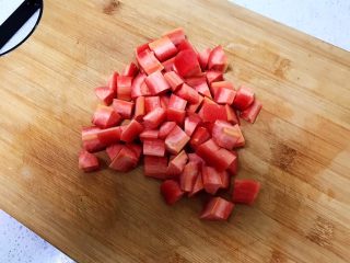 简单易做的美味泡菜   ,把胡萝卜切成小块