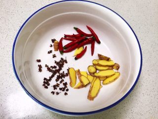 简单易做的美味泡菜   ,在大碗里加入鲜姜片，小米辣和花椒粒