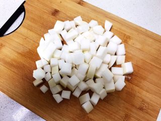 简单易做的美味泡菜   ,把白萝卜切成1.5㎝见方的小方块