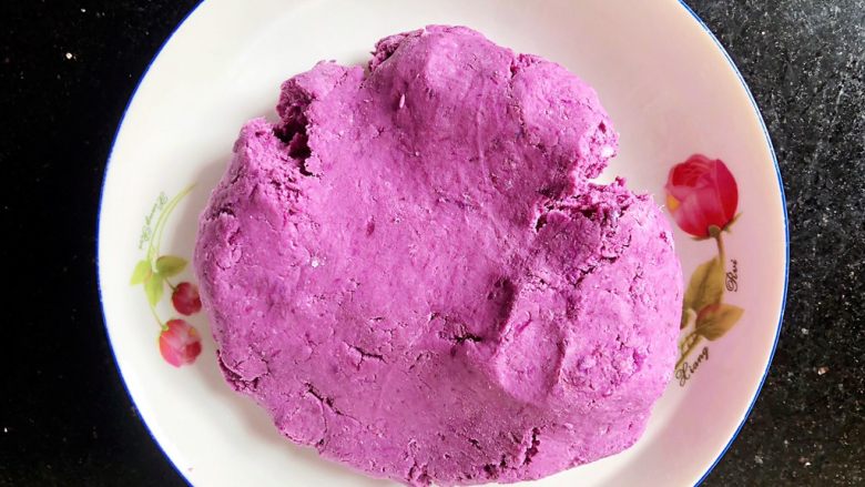 紫薯饼,9.用手揉搓成光滑面团