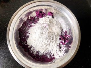 紫薯饼,8.紫薯泥放入较大的容器里，加入糯米粉糖粉牛奶，搅拌均匀