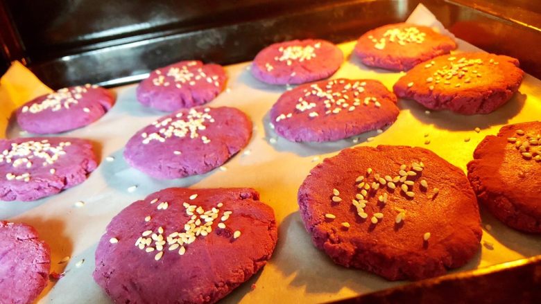 紫薯饼,12.烤箱上下火160度，预热5分钟