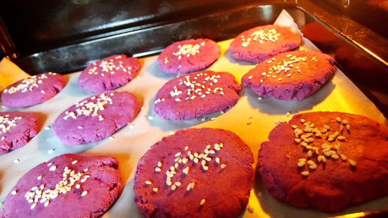 紫薯饼,13.中层烤20分钟即可