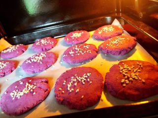 紫薯饼,14.注意⚠️观察表面