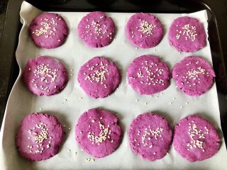 紫薯饼,11.撒上白芝麻，可以适当按压一下