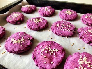 紫薯饼,15.烤好的紫薯饼，放凉之后再食用